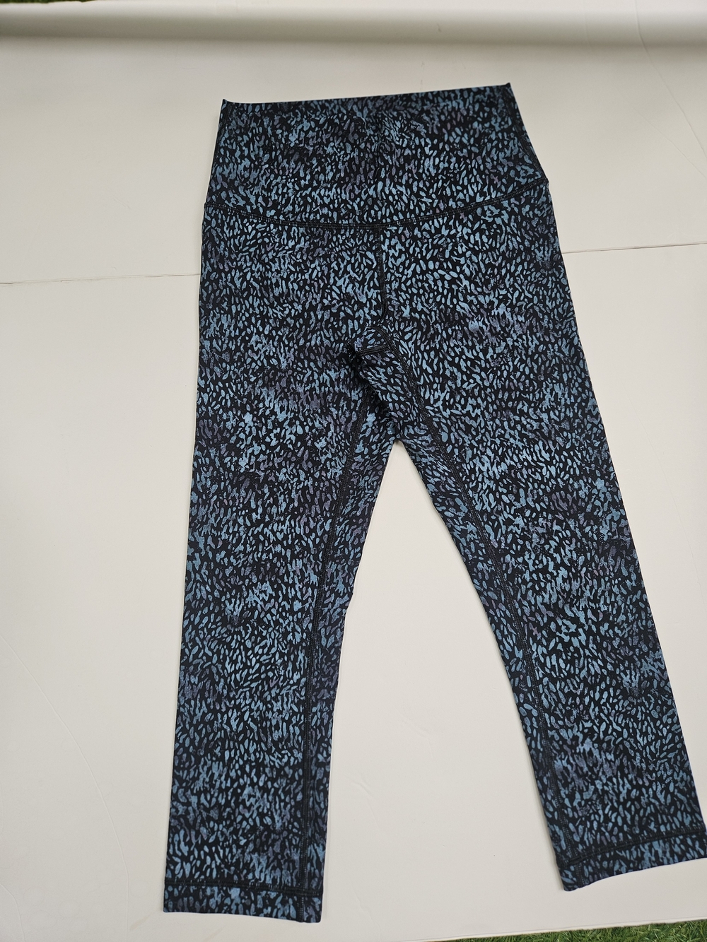 Lululemon Green Animal Print Cropped Athletic Leggings Size 6 NWOT